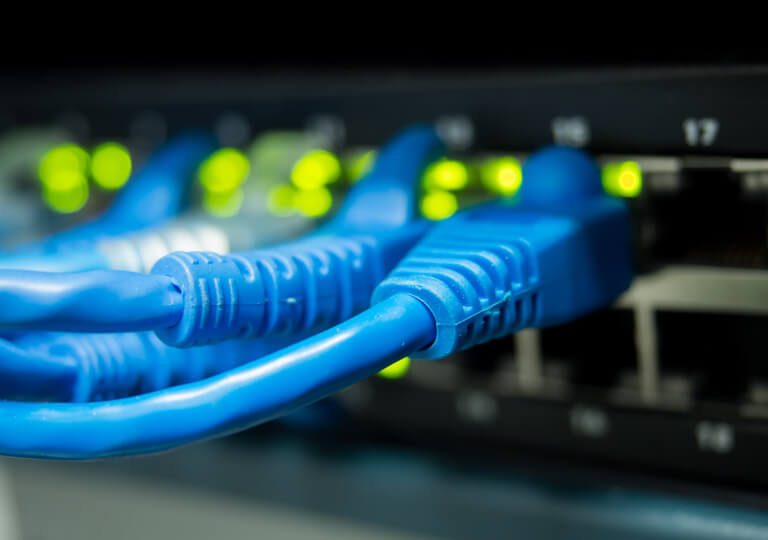 ethernet káble pripojené do switch zariadenia
