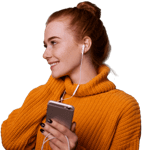 žena v oranžovom svetri s mobilným telefónom