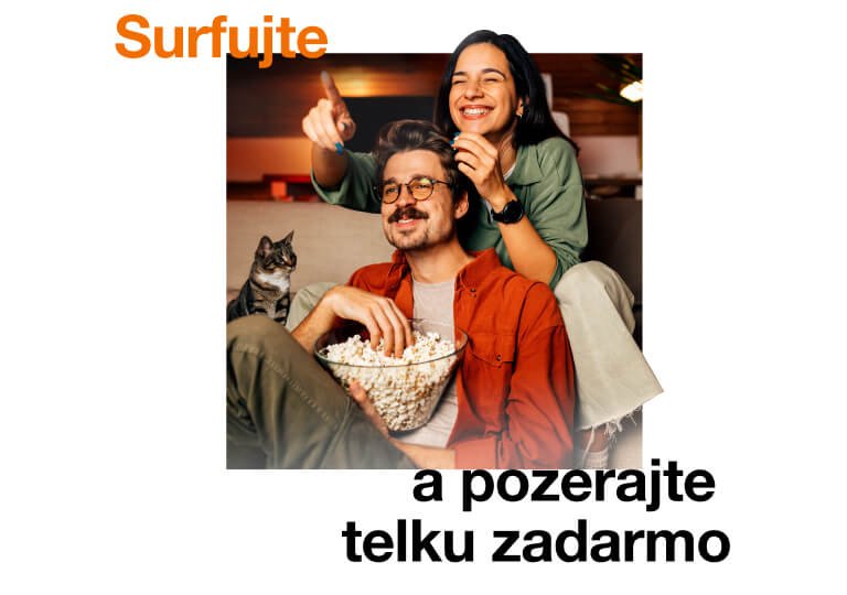 párik ľudí na gauči sledujúci televíziu